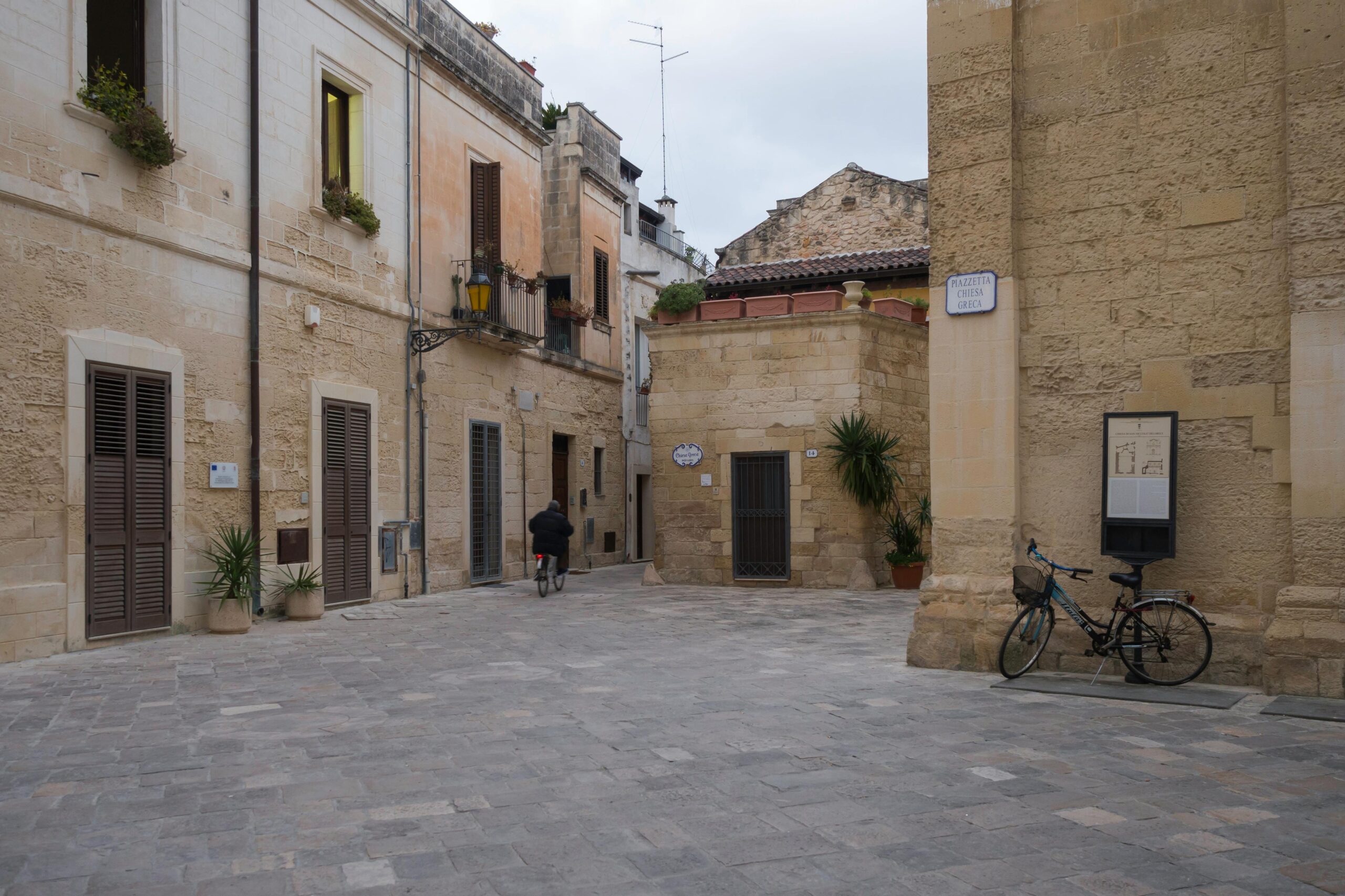Explore a quaint alleyway in Lecce, Italy, showcasing historic architecture and a peaceful setting.